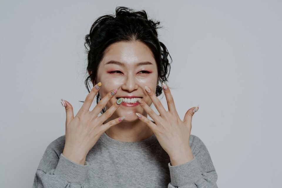 Evde Tırnak Şablon Kullanımı: Adım Adım Nail Art Rehberi