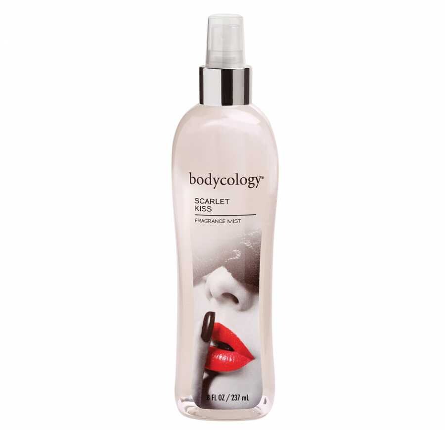 Bodycology Scarlet Kiss Kadın Vücut Spreyi – Kırmızı Elma ve Vanilya Kokulu, 237 mL - 1