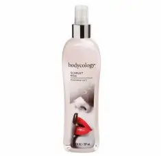 Bodycology Scarlet Kiss Kadın Vücut Spreyi – Kırmızı Elma ve Vanilya Kokulu, 237 mL - bodycology