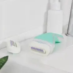 Wilkinson Sword Intuition 2 in 1 Sensitive Care Kendinden Sabunlu 4 Bıçaklı Kadın Tıraş Bıçağı 3 Yedek Kartuş - 3